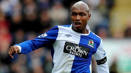 El Hadji Diouf:  2002’de, kendilerini y�llarca s�m�ren Frans�zlardan intikam�n�n bir b�l�m�n� ye�il sahalarda alan Senegal Milli Tak�m�’n�n gol silah� olarak Avrupa kul�plerinin akl�n� �eldi.