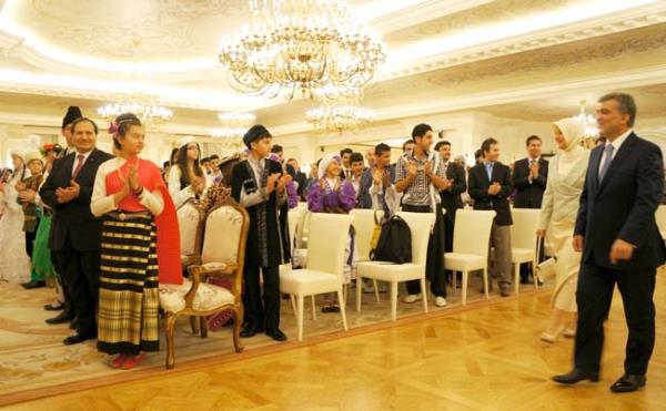 T�rk�e Olimpiyatlar�'n�n tan�t�ld��� kamu spotu ile ba�layan programda Azerbaycan’dan Demir Demirov ‘�en Olas�n �rg�p’ t�rk�s�n� seslendirdi. Malavi’den gelen Ahmet Tuavi ile Mevlana Celalettin Rumi’nin ‘Etme’ �iirini okurken, Tunuslu Umran Zayed Benzemez Kimse Sana isimli �ark�y� s�yledi. K�rg�zistan’dan gelen ��rencilerin sergiledi�i Trabzon y�resi halk oyunu g�sterisi G�l ve e�inden b�y�k alk�� ald�.