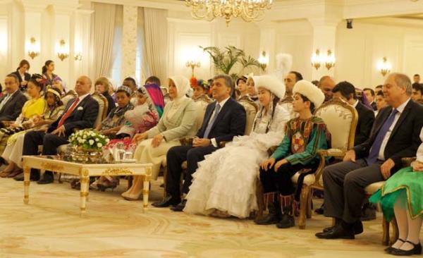 G�sterilerin ard�ndan ��rencilere hitap eden G�l, “Asl�nda televizyonlardan izliyorum T�rk�e olimpiyatlar�n�. Nas�l b�t�n T�rkiye’yi dola�t���n� nas�l T�rk halk�n�n size kucak a�t���n� ve ba�r�na bast���n� ve onlara sundu�unuz bu g�zel g�steriler �ark�lar t�rk�ler ve �iirlerle onlar� nas�l mest etti�inizi g�r�yorum. Zaman zaman ekran ba��nda sizleri izlerken ayn� zevki al�yoruz.” diye konu�tu