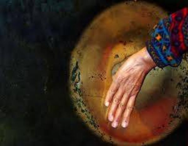 Terleyen direk    Ayasofya’n�n k�ble taraf�ndaki kap�lar�ndan soldan say�l�nca, sonuncusunun i� taraf�nda bir mermer s�tun g�r�rs�n�z. Bu s�tunun en b�y�k �zelli�i k�� ve yaz nemli olmas�. Bu y�zden bu s�tuna “terleyen direk” deniyor. S�tunun zemininden ba�layarak bir bu�uk metrelik bir k�sm� bak�r plakalarla kapl�.