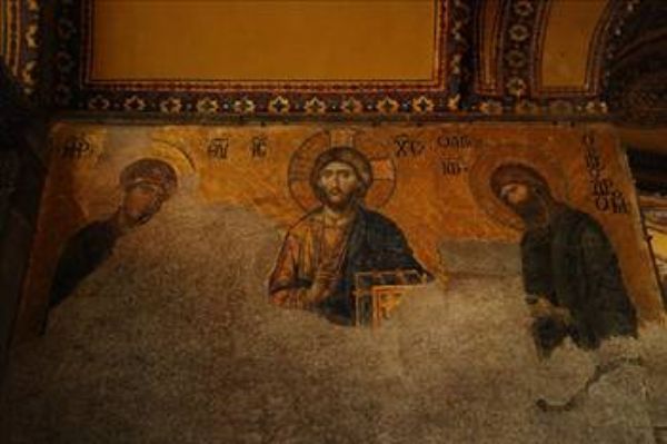 G�ney Galeride Deisis Mozai�i:    Ayasofya’n�n mozaikleri aras�nda hi� ku�kusuz, en �nl�s� Deisis kompozisyonudur. Deisis, yani mah�er g�n� �sa’dan Meryem ve Loannes Prodromos’un insanl�k i�in yard�mc� olmas�n� dilemeleridir. Mah�er Kompozisyonunun ortas�n� meydana getiren ��l� kompozisyonda ortada b�y�k bir �sa ekseni te�kil eder. ��l� grubun ikinci �ahs� Meryem’dir. Di�er yanda ise Vaftizci Yahya bulunmaktad�r.