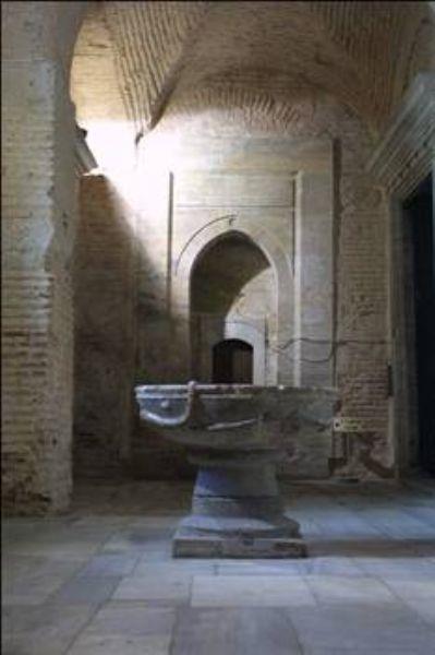 Pen�e ni�an�    Binan�n g�neydo�usundaki kubbeyi tutan fil aya��n�n bir y�z�nde 6 metre y�kseklikte ele benzeyen bir iz var. Ku�aktan ku�a�a anlat�lanlara g�re, fetih g�n�, Fatih Sultan Mehmet’in at� �rkm��, Sultan eliyle bu kemere tutunmu�. At� ise s�tunun kaidesini zedelemi�. Buraya kadar bir �ey yok. Ama pen�e izinin yerden 6 metre y�kseklikte oldu�u ve bu y�ksekli�e, hi�bir at�n eri�emeyece�i d���n�l�rse, olay�n esrar� bir anda ortaya ��k�veriyor.