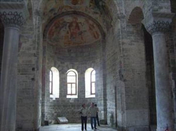 Esrarengiz kap�lar    Ayasofya’n�n g�ney taraf�nda ufak ve dar bir koridorun ucunda �r�lm�� bir kap� var. Buna “a��lmaz kap�” deniyor. Anlat�lanlara g�re Fatih Sultan Mehmet �stanbul’a girdi�inde Rum Ortodoks Patri�i yan�ndakilerle bu kap�n�n �n�nde dua ediyormu�. Osmanl� ordusu kiliseye girince, Patrik bu kap�dan ka��p kaybolmu� ve kap� bir daha a��lmam��.