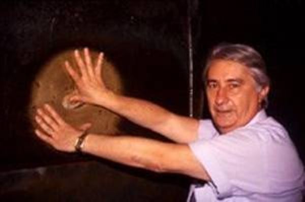 Terlemenin nedeni    �nanca g�re, Ayasofya’n�n b�y�k bir kubbesi bir depremde y�k�l�nca, 300 rahip Mekke’ye gitmi�ler ve orada zemzem suyundan alm��lar, bunu Mekke topra�� ile kar��t�r�p,bu s�tunun alt�na har� olarak koymu�lar. S�tunun bu y�zden “terledi�ine”inan�l�yor.