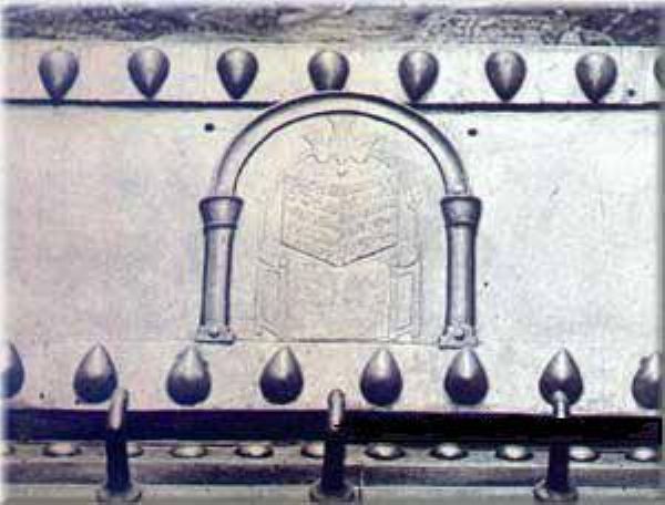 Tabuta dokunulursa Ayasofya y�k�lacak    Ayasofya’n�n orta k�ble kap�s� �zerinde bir tabut var. Sar� pirin�ten yap�lm�� bu tabutta Krali�e Sofya yat�yor. Yaln�z bir tehlike var, “Bu tabuta sak�n dokunmay�n” deniyor. ��nk� tabuta el s�r�-l�rse-jb�y�k bir g�r�lt� ba�l�yor ve t�m bina sallanmaya ba�l�yormu�.