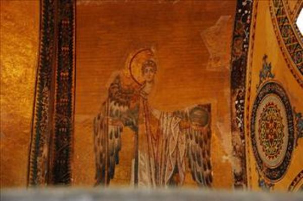 Melek Tasvirli Mozaikler:    Kubbeye ge�i�i sa�layan k��e elemanlar�n�n y�zeylerinde yaln�z kafa ve kanatlardan ibaret olan d�rt melek tasviri yer al�r.