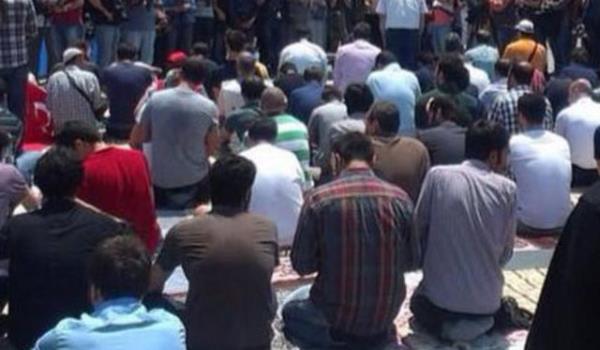 Bir grup cuma namaz� k�ld�, namaza kat�lmayanlar onlar� korudu