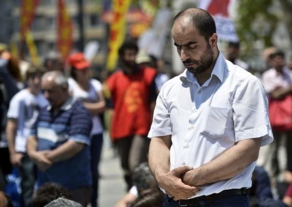 Bir grup cuma namaz� k�ld�, namaza kat�lmayanlar onlar� korudu