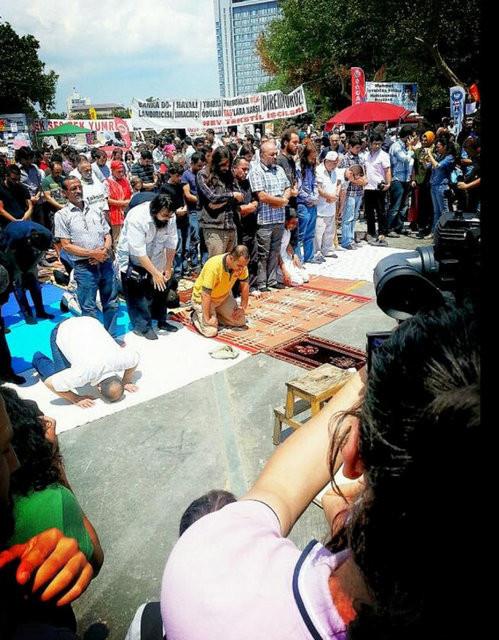 Bir grup cuma namaz� k�ld�, namaza kat�lmayanlar onlar� korudu