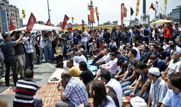 Bir grup cuma namaz� k�ld�, namaza kat�lmayanlar onlar� korudu