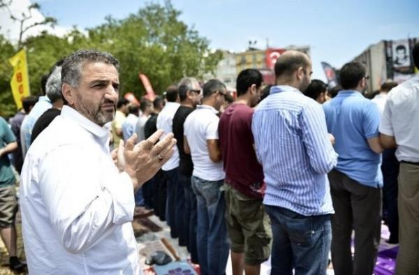 Bir grup cuma namaz� k�ld�, namaza kat�lmayanlar onlar� korudu