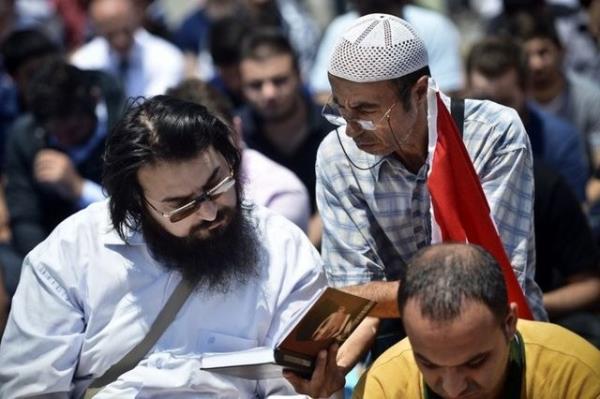 Bir grup cuma namaz� k�ld�, namaza kat�lmayanlar onlar� korudu