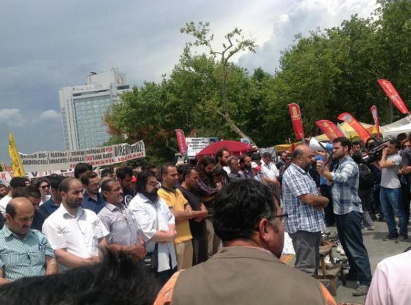 Bir grup cuma namaz� k�ld�, namaza kat�lmayanlar onlar� korudu