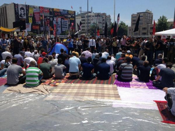 Bir grup cuma namaz� k�ld�, namaza kat�lmayanlar onlar� korudu