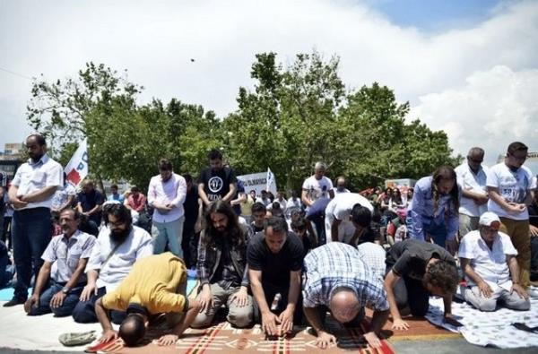 Bir grup cuma namaz� k�ld�, namaza kat�lmayanlar onlar� korudu