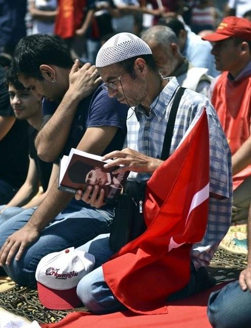 Bir grup cuma namaz� k�ld�, namaza kat�lmayanlar onlar� korudu