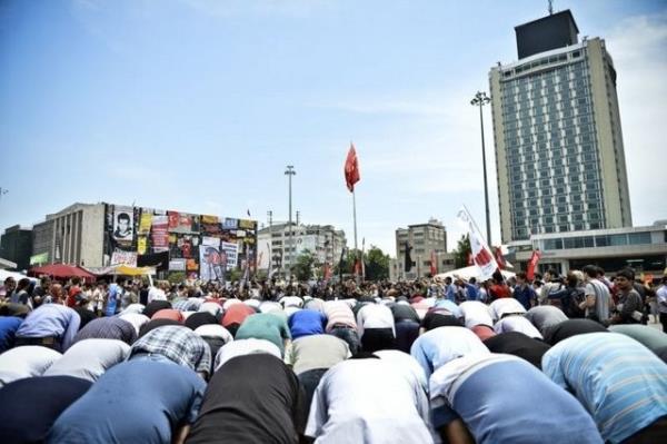 Bir grup cuma namaz� k�ld�, namaza kat�lmayanlar onlar� korudu