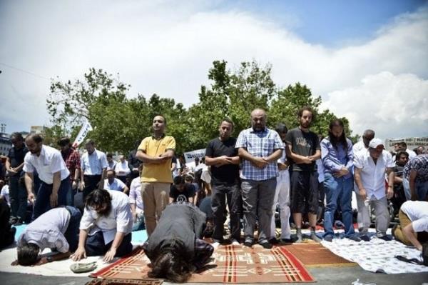 Bir grup cuma namaz� k�ld�, namaza kat�lmayanlar onlar� korudu