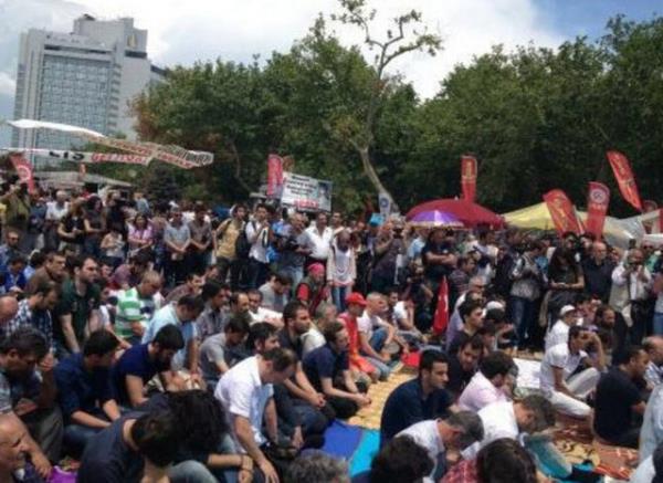 Bir grup cuma namaz� k�ld�, namaza kat�lmayanlar onlar� korudu