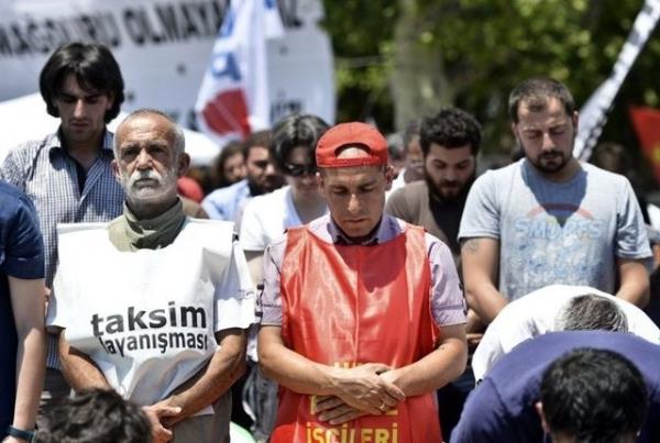 Bir grup cuma namaz� k�ld�, namaza kat�lmayanlar onlar� korudu