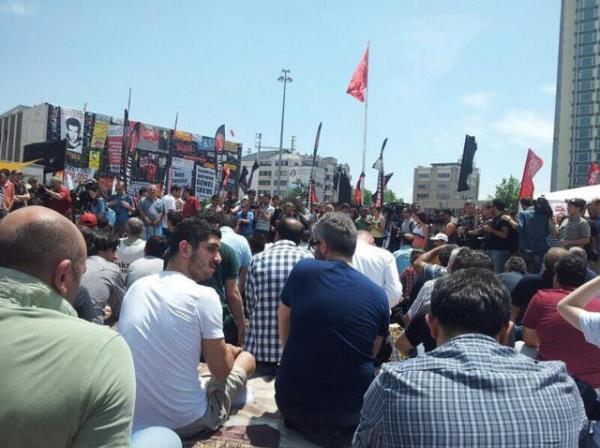 Bir grup cuma namaz� k�ld�, namaza kat�lmayanlar onlar� korudu