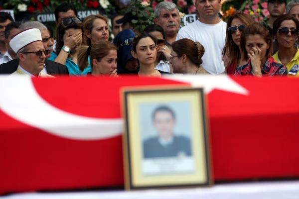 Taksim Gezi Park�'ndaki olaylarla ilgili Adana'da d�n d�zenlenen g�steriler s�ras�nda a��r yaralanarak tedavi g�rd��� hastanede �ehit olan Komiser Mustafa Sar� i�in Adana Valili�i bah�esinde t�ren d�zenlendi. �ehidin hamile e�i Eda Sar�'da (sa� 3) t�rene kat�ld�