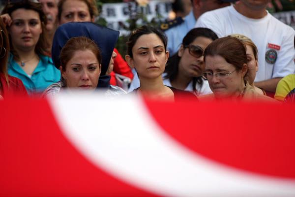 Taksim Gezi Park�'ndaki olaylarla ilgili Adana'da d�n d�zenlenen g�steriler s�ras�nda a��r yaralanarak tedavi g�rd��� hastanede �ehit olan Komiser Mustafa Sar� i�in Adana Valili�i bah�esinde t�ren d�zenlendi. �ehidin hamile e�i Eda Sar�'da (ortada) t�rene kat�ld�