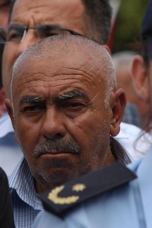 Taksim Gezi Park�'ndaki olaylarla ilgili Adana'da d�zenlenen g�steriler s�ras�nda a��r yaralanarak tedavi g�rd��� hastanede �ehit olan Komiser Mustafa Sar� i�in valilik bah�esinde t�ren d�zenlendi. �ehit Mustafa Sar�'n�n babas� �brahim Sar� b�y�k �z�nt� ya�ad�.