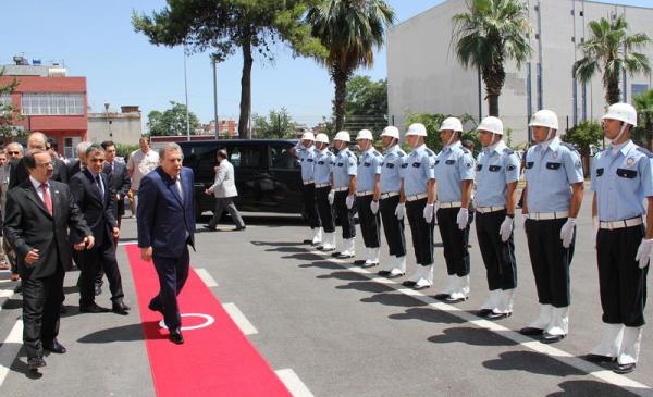 ��i�leri Bakan� Muammer G�ler, Taksim Gezi Park� Olaylar� ile ilgili d�zenlenen g�steriler s�ras�nda Adana'da a��r yaralanan ve kald�r�ld��� hastanede kurtar�lamayarak �ehit olan Mustafa Sar�'n�n cenaze t�renine kat�lmak i�in geldi�i Adana'da, Emniyet M�d�rl���'n� ziyaret etti.