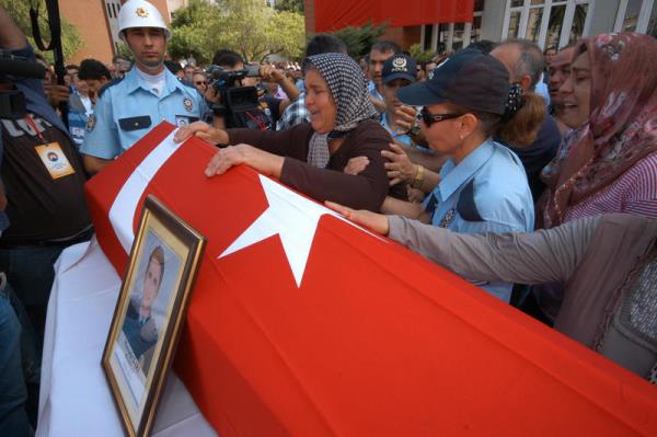 Taksim Gezi Park�'ndaki olaylarla ilgili Adana'da d�zenlenen g�steriler s�ras�nda a��r yaralanarak tedavi g�rd��� hastanede �ehit olan Komiser Mustafa Sar� i�in valilik bah�esinde t�ren d�zenlendi. T�rende �ehit Mustafa Sar�'n�n annesi Elif Sar� o�lunun tabutuna sar�larak a�lad�.