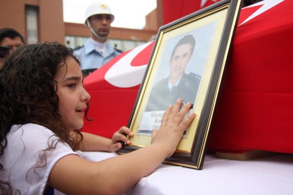 Taksim Gezi Park�'ndaki olaylarla ilgili Adana'da d�n d�zenlenen g�steriler s�ras�nda a��r yaralanarak tedavi g�rd��� hastanede �ehit olan Komiser Mustafa Sar� i�in Adana Valili�i bah�esinde t�ren d�zenlendi. T�rene kat�lan 8 ya��ndaki Havin Payinland �ehidin cenazesinin ba��nda g�zya�� d�kt�.