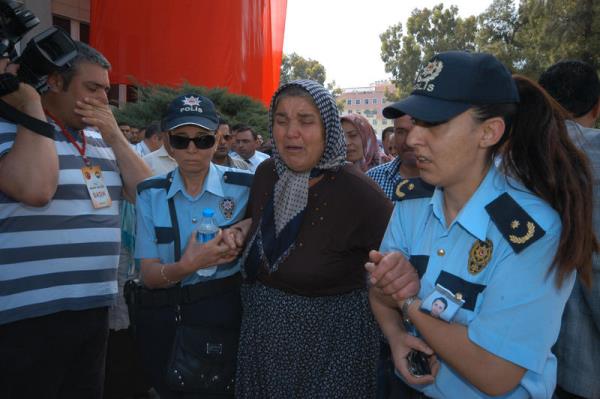 Taksim Gezi Park�'ndaki olaylarla ilgili Adana'da d�zenlenen g�steriler s�ras�nda a��r yaralanarak tedavi g�rd��� hastanede �ehit olan Komiser Mustafa Sar� i�in valilik bah�esinde t�ren d�zenlendi. T�rende �ehit Mustafa Sar�'n�n annesi Elif Sar� b�y�k �z�nt� ya�ad�.