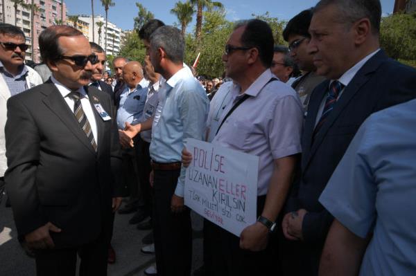 Taksim Gezi Park�'ndaki olaylarla ilgili Adana'da d�zenlenen g�steriler s�ras�nda a��r yaralanarak tedavi g�rd��� hastanede �ehit olan Komiser Mustafa Sar� i�in valilik bah�esinde t�ren d�zenlendi. Adana Valisi H�seyin Avni Co�, t�rene kat�lanlara ba�sa�l��� diledi.