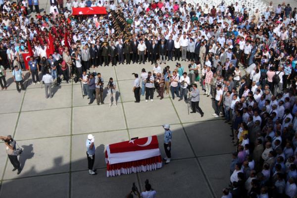 Adana'da, Taksim Gezi Park� protestolar�na destek vermek i�in AK Parti �l Ba�kanl��� �n�nde toplanan gruplara m�dahale ederken alt ge�it in�aat�ndan d��erek �ehit olan Komiser 27 ya��ndaki Mustafa Sar�'n�n cenazesi, Osmaniye'nin D�zi�i �l�esi'nde topra�a verildi.