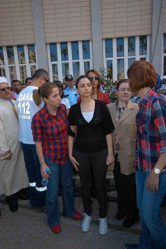 Taksim Gezi Park�'ndaki olaylarla ilgili Adana'da d�zenlenen g�steriler s�ras�nda a��r yaralanarak tedavi g�rd��� hastanede �ehit olan Komiser Mustafa Sar� i�in valilik bah�esinde t�ren d�zenlendi. T�rene �ehit Mustafa Sar�'n�n e�i Eda Sar� da kat�ld�.