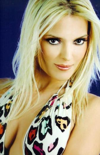 Yksek renim yapmak yerine mesleki kariyerine balamay tercih etti.