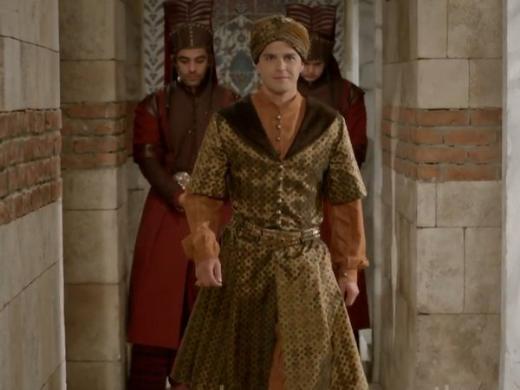 Sonra da Marmara niversitesi letiim Fakltesi'ne devam etti. Ancak bu alanda hi almad. Gen yata oyunculua balad.