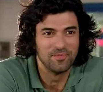 Engin Akyrek, Ankara Dikmen Lisesi'nden mezun oldu. Ankara niversitesi Dil ve Tarih-Corafya Fakltesi Tarih Blm