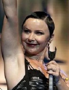 ODT Ekonomi Blm'n ikinci snfta brakt. Daha sonra da stanbul niversitesi ngiliz Dili ve Edebiyat Blm'ne girdi.