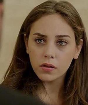 Kenter Tiyatrosu&#8217;nda ald eitimin ardndan 2007 ylnda stanbul niversitesi Devlet Konservatuar Tiyatro Blm&#8217;ne girdi.