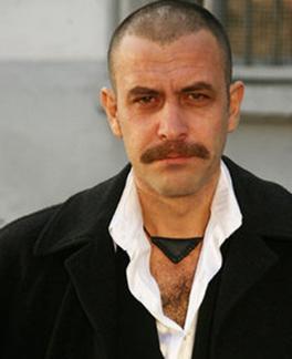 ki sene sonra Yldz Teknik niversitesi Fotoraf blmn kazanan Nejat ler, askerlik iin blm okumaktan vazgeti. Ama yllar sonra Mimar Sinan niversitesi Konservatuar'n bitirdi.