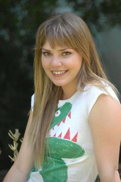 Asl Enver Pera Gzel Sanatlar Lisesi&#8217;nden mezun. Enver yksek renimini Hali niversitesi Tiyatro blmnde tamamlad..