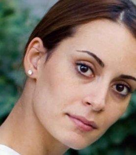 Sonra da Bilgi niversitesi Sahne ve Gsteri Sanatlar blmn bitirdi.