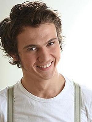 Aras Bulut ynemli, Beikta Anadolu Lisesi mezunu.