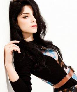 Kuzey Gney dizisinde il'in rol arkada olan Merve Boluur da ayn liseden mezun. ki gen oyuncu lise yllarnda tanmadklarn ama birbirlerine aina olduklarn sylemiti.