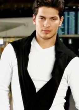 aatay Ulusoy, Halkal Ticaret Meslek Lisesi mezunu,Ulusoy daha sonra stanbul niversitesi'nde peyzaj blmnde okudu ve oyunculuk dersleri ald.