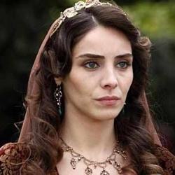 Nur Fettaholu da Beikta Lisesi mezunu.