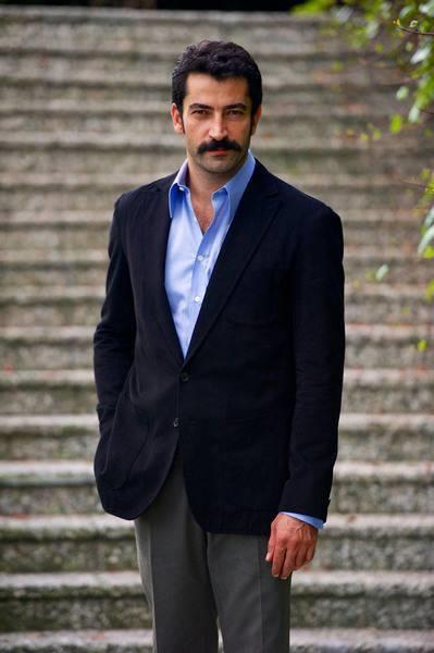 Kenan mirzalolu, Ankara Bahelievler Deneme Lisesi mezunu.. stanbul&#8217;da Yldz Teknik niversitesi Matematik Blm&#8217;nde eitiminin tamamlad..