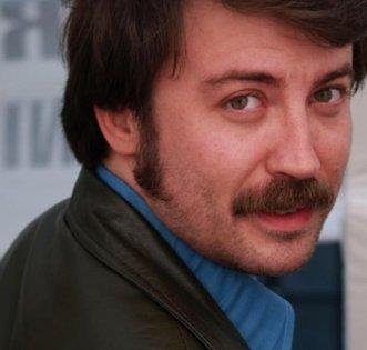 Dokuz Eyll niversitesi Gzel Sanatlar Fakltesi Tiyatro Blm Oyunculuk Anasanat Dal'ndan mezun oldu.