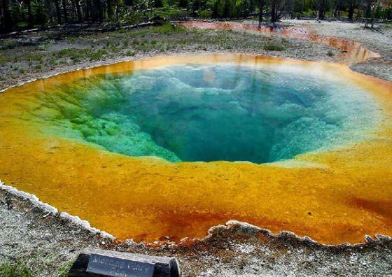 Amerika'n�n en b�y�k volkanik sahas�nda bulunan Yellowstone, do�an�n en m�thi� olu�umlar�ndan biri olarak nitelendiriliyor. Park, d�nyan�n en b�y�k ve en aktif volkan�n�n �zerinde bulunuyor.